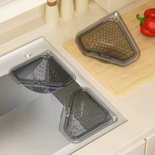 🔥MCOIKY® Magnetic draining triangular kitchen sink filter for storing food scraps, leftovers, and kitchen waste.